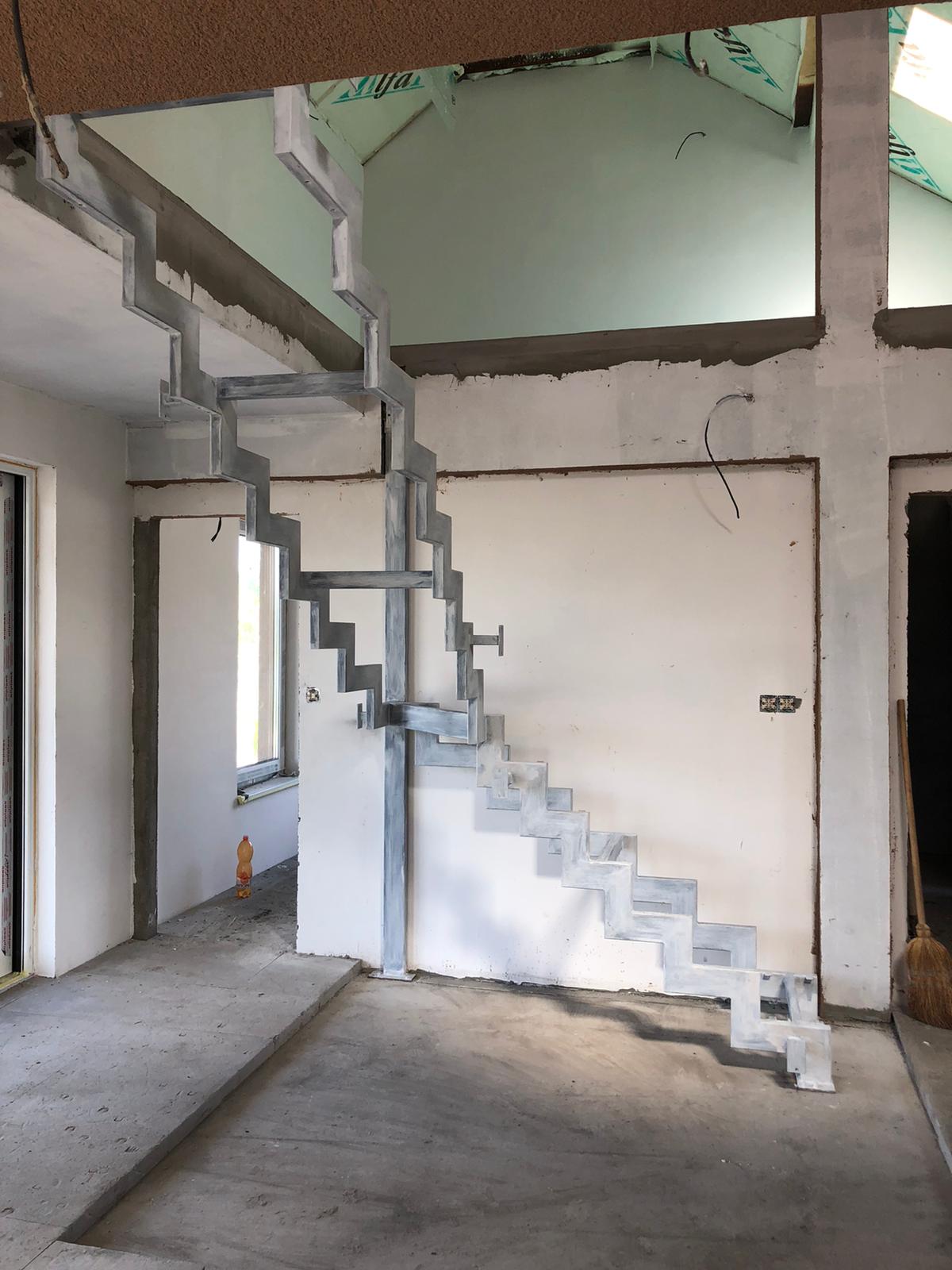 kovová konštrukcia schodov na mieru na poschodie